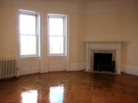 PRETTY BABY ON RSD WITH RIVER VIEWS! SPARKLING 2 BED! NO FEE!