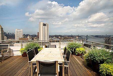 Dramatic Views Townhouse  feel   in this Amazing Penthouse  Two Bedroom DUPLEX! w/ Terrace