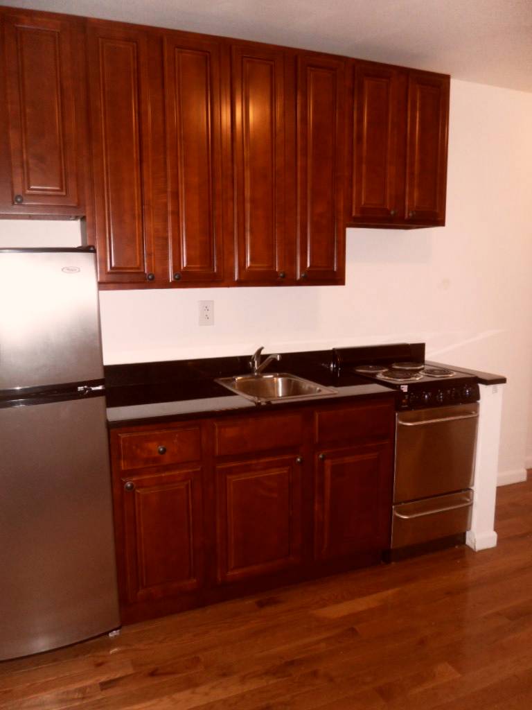 ****Midtown west** doorman ELevator builidng****Spacious 1 BEDROOM** RENO BATH/KITCH**
