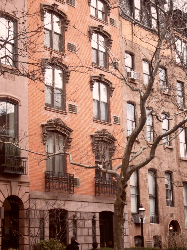 COZY studio in HEART OF HELL'S KITCHEN, DOORMAN+ELEVATOR BUILDING !!!!