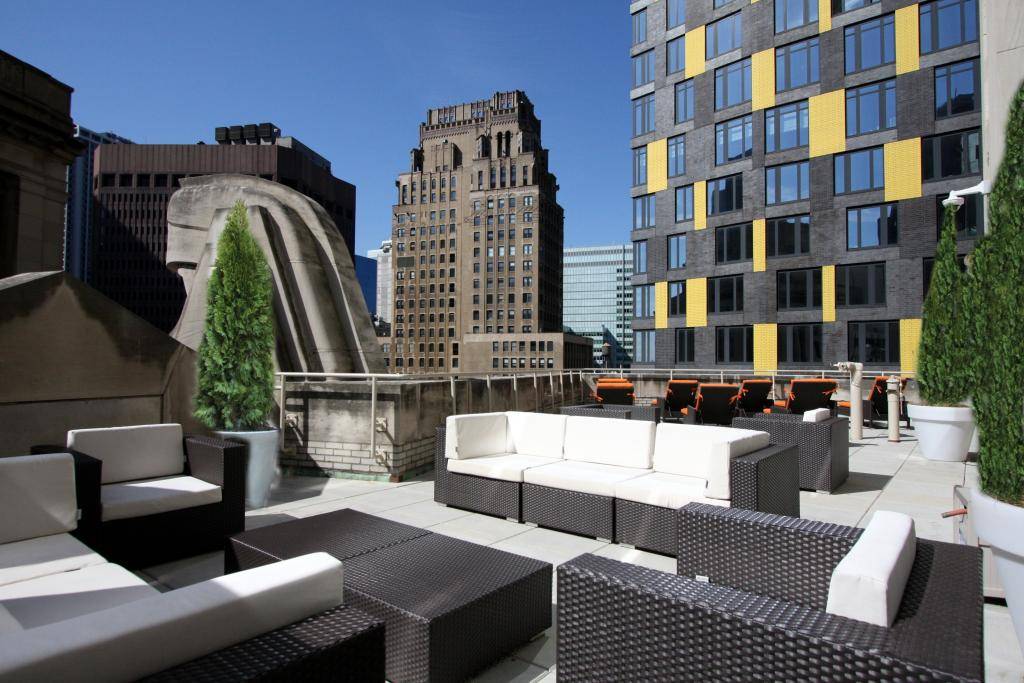 Your very own Space in a LUXURY Hi-Rise Studio in FiDi!***