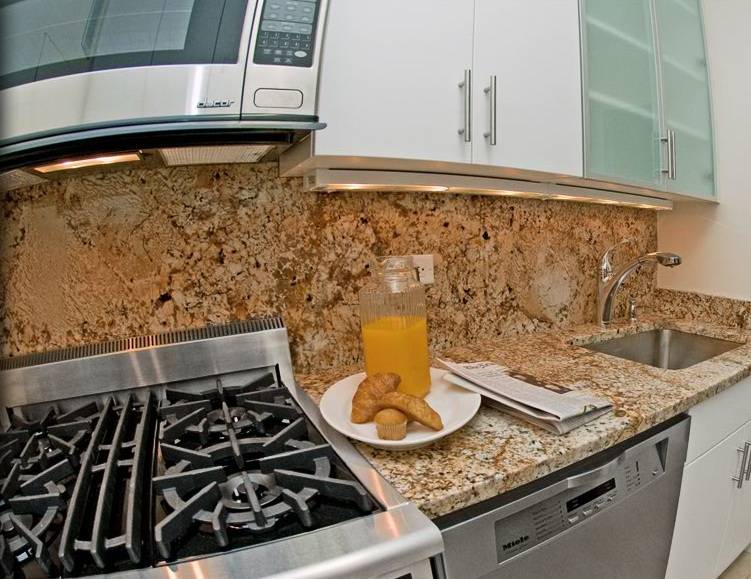UPSCALE RENOVATION 1000SF 1BR/BA HI FLOOR NEED TO SEE TO BELIEVE ! PRIME LOCATION