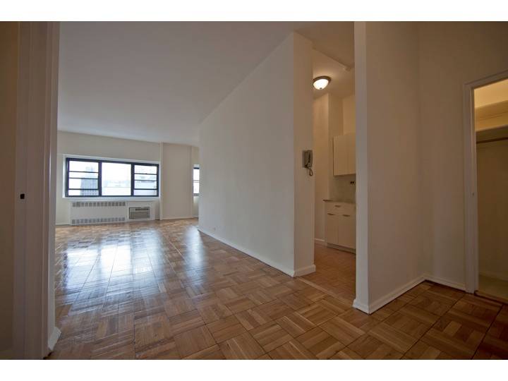 Upper East Side 1 BR 1BA HUGE balcony Renovated High FL, Low Maintenance Open View. Amazing location! Trains and Shops. No Board Approval