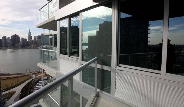 LUXURY One Bedroom Apartment! One month free rent! Directly Across from Manhattan! Recent Price Drop!