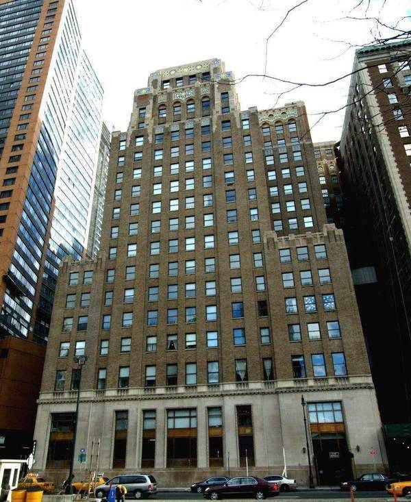 Choice! One Bed Two Bath in Fine Pre-War Building
