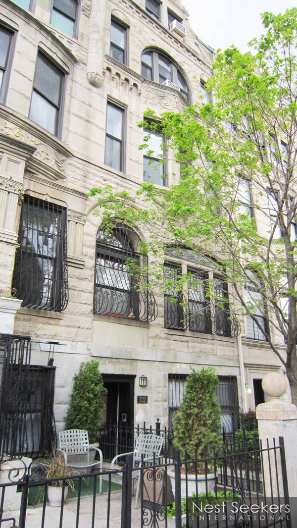 LANDMARKED, HAMILTON HEIGHTS BEAUTIFUL LIME STONE TOWNHOUSE, LEGAL TWO TRIPLEX FAMILY WITH 2 OUTDOOR SPACE!! Updated mechanic, $1,950,000