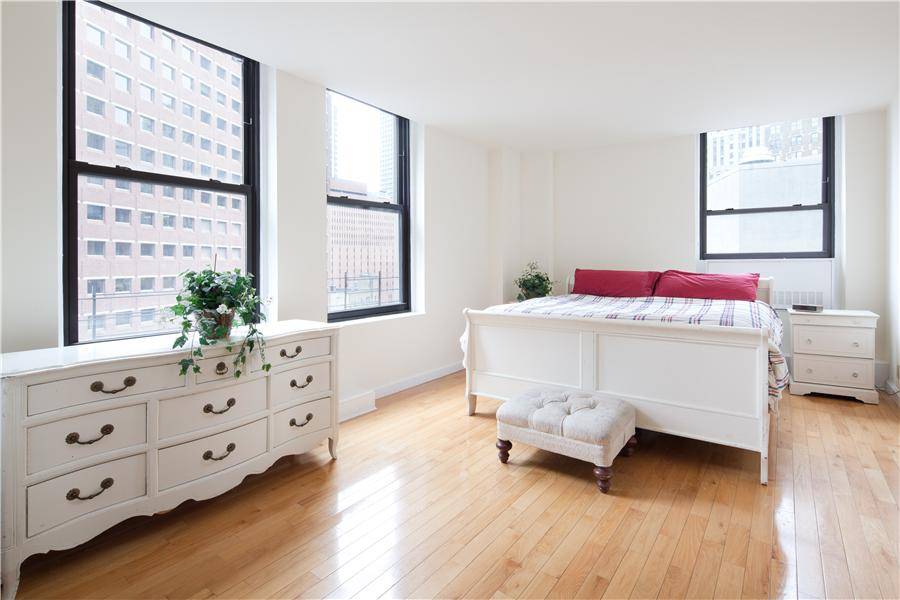ENCHANTING RIVER VIEW--CORNER UNIT APT--HISTORICAL HANOVER SQ--1300 SQUARE FEET,STEPS FROM STONE ST, WALL ST,SOUTH ST SEAPORT--STOCK EXCHANGE