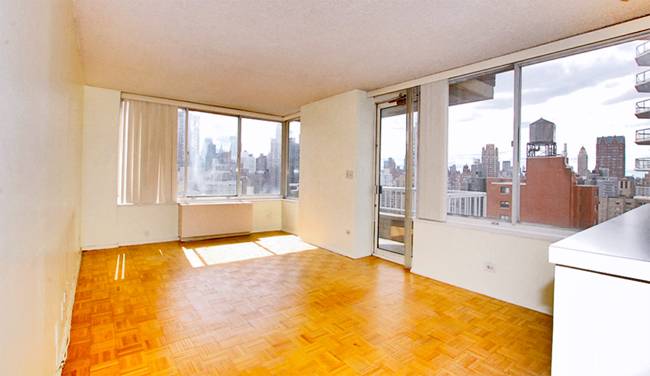 HIGH FLOOR CORNER APARTMENT WITH BALCONEY