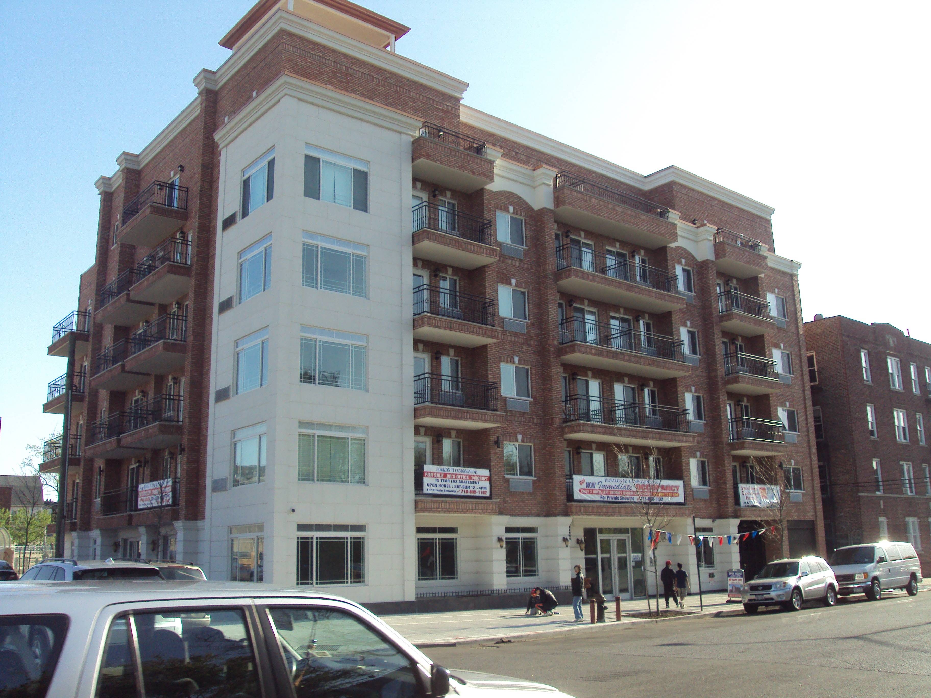 Horizon III CONDOS LUXURY BUILDING.