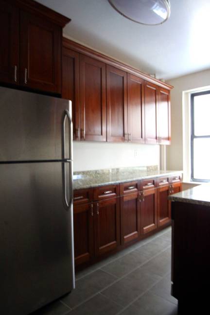 BEAUTIFUL RENO! RARE TOP FLR! Sunny, SS appliances, d/w,  custom closets, Mid town, Pet friendly GREAT PRICE!