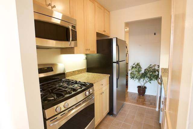 POOL! DOORMAN! LAUNDRY! LARGE REVOVATED 1BR! WON'T LAST