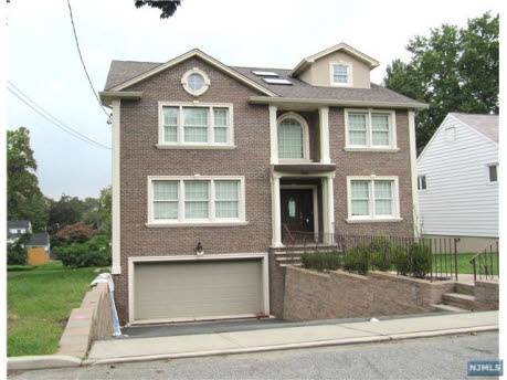 Teaneck, NJ Home for Rent, Close to Transportaiton and Shopping
