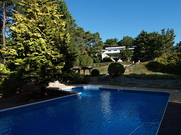 CALIFORNIA CONTEMPORARY WITH 5 BEDROOMS AND HEATED POOL
