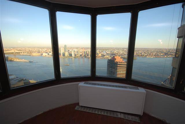 Finest amenities and white glove services, pool and spa and BALCONY in Murray Hill