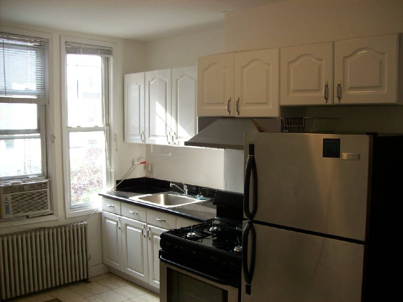 Bright and Sunny 1 Bedroom w/ Home Office