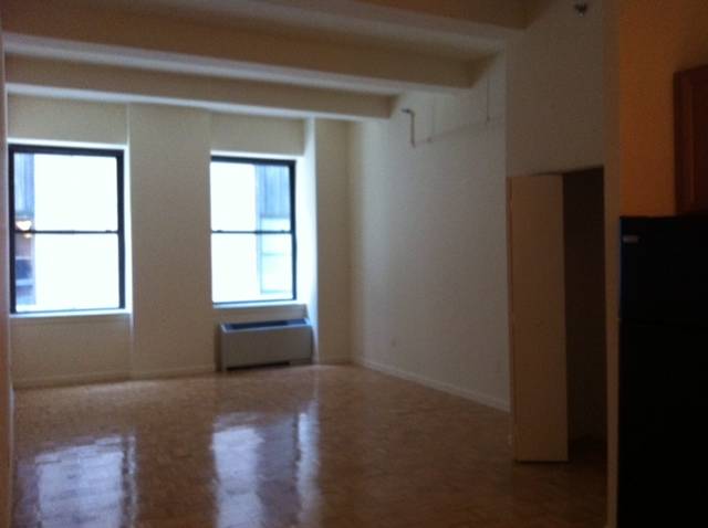 FiDi, Spacious, High Ceilings Studio,  Gym, laundry, 24hr doorman