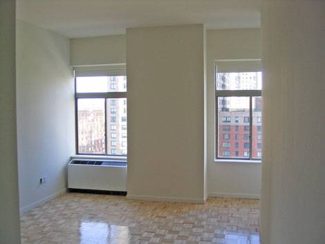 NO FEE - Studio Loft in Luxury Doorman - Financial District - Higher floor with amazing river views !