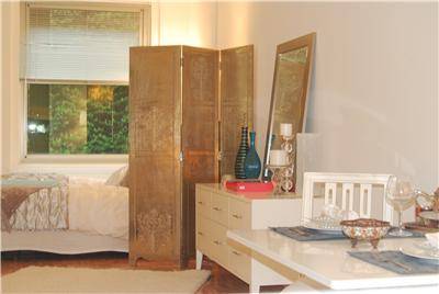   Hi-rise Financial District Amazing Loft Studio This wonderful layout features a pass-through kitchen, separate home office alcove, a dining area and over 10ft ceilings! 