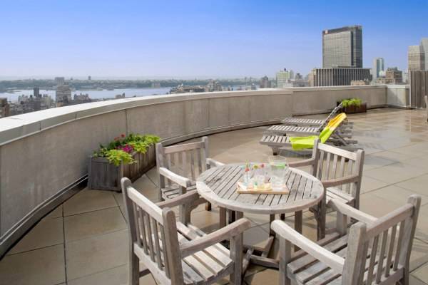 Chelsea. King sized one bedroom. Natural light. Open Kitchen. Washer & Dryer In Unit.