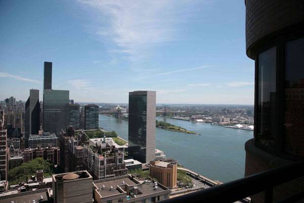 Incredible River and City Views From 20th Floor!! 3 Bedroom 3 Marble Bath Luxury Condo for Rent!! Large Living Room with Stunning Solarium!! So Many Amenities!! Call or Email NOW!!  