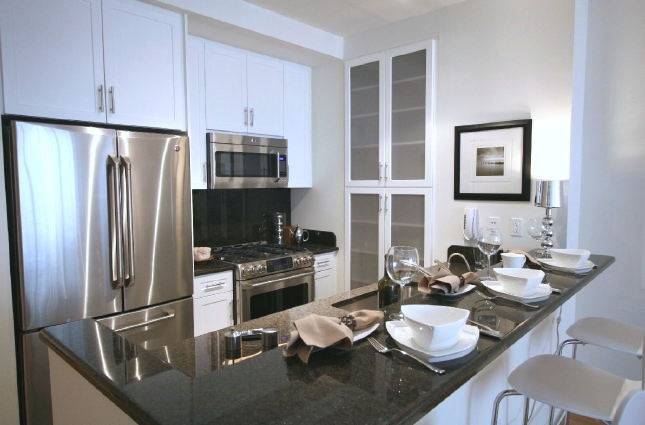 Charming, BRIGHT Alcove Studio in Midtown w/ Floor to Ceiling Windows, Washer/Dryer and Open Kitchen!