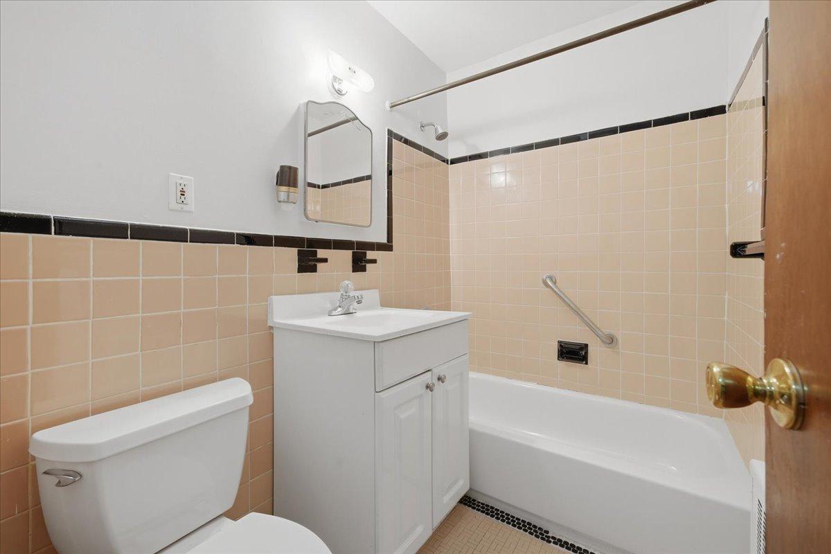1058 East 211th Street Williamsbridge Bronx NY 10469