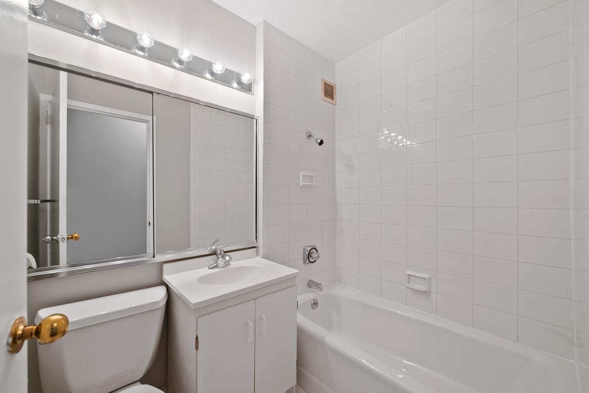 516-520 W 112th St En Suite Full Bath