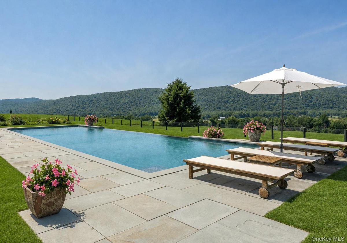 No Neighborsand an Infinity-Edge Pool Worthy of a 5-Star Resort