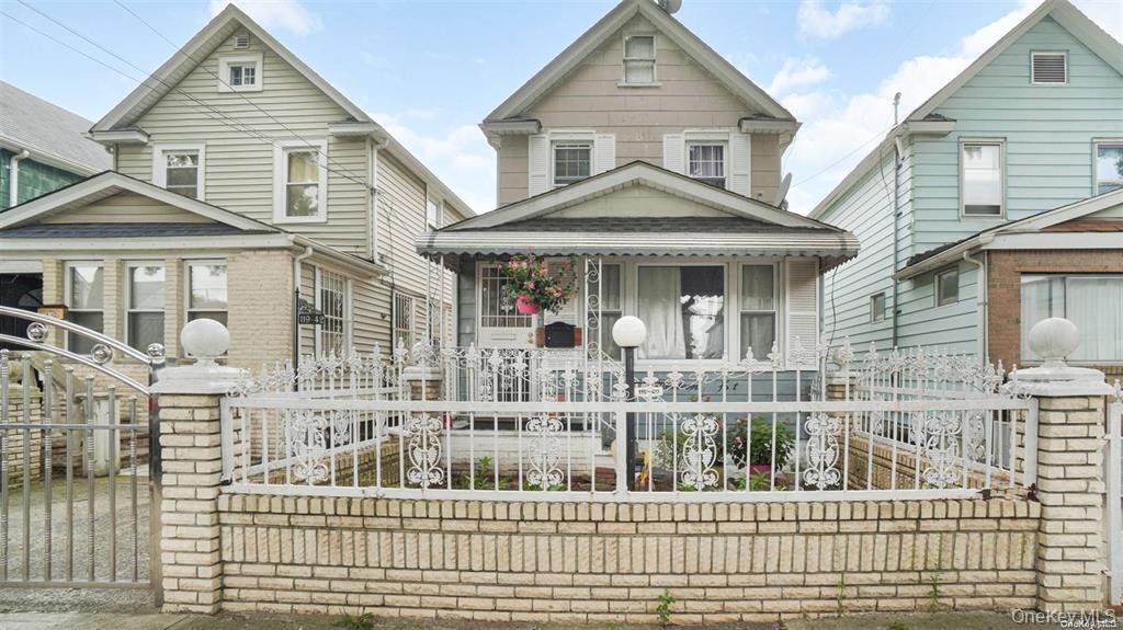 View of front of house with covered porch and a fenced front yard
