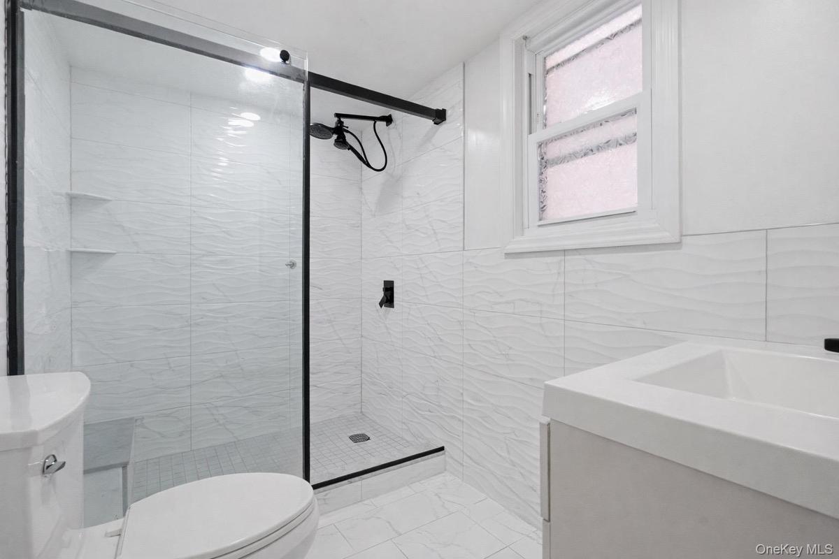Full bathroom in 1st floor