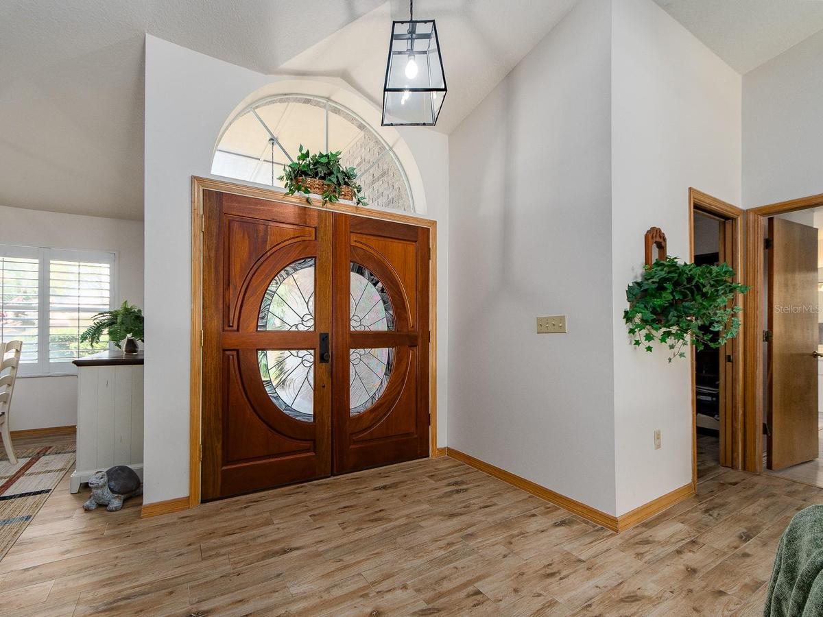 FOYER DOUBLE DOOR ENTRY