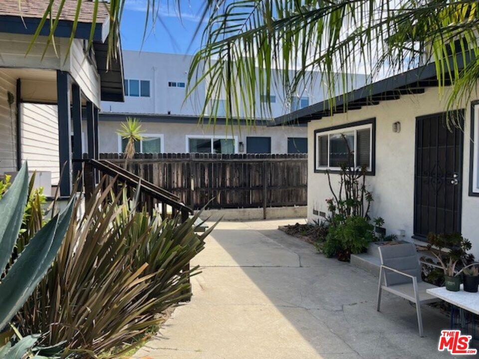 2440 Chelsea_Common courtyard