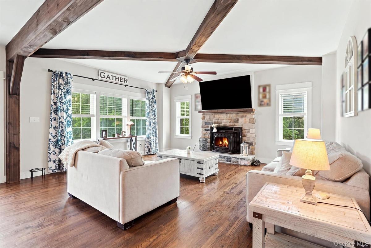 Warm and inviting living room with plenty of space for larger sectionals