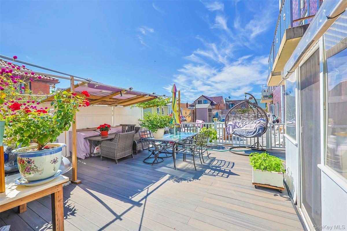 Deck featuring outdoor dining area