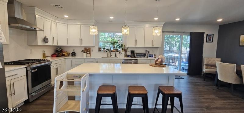 Kitchen w/ Center Island