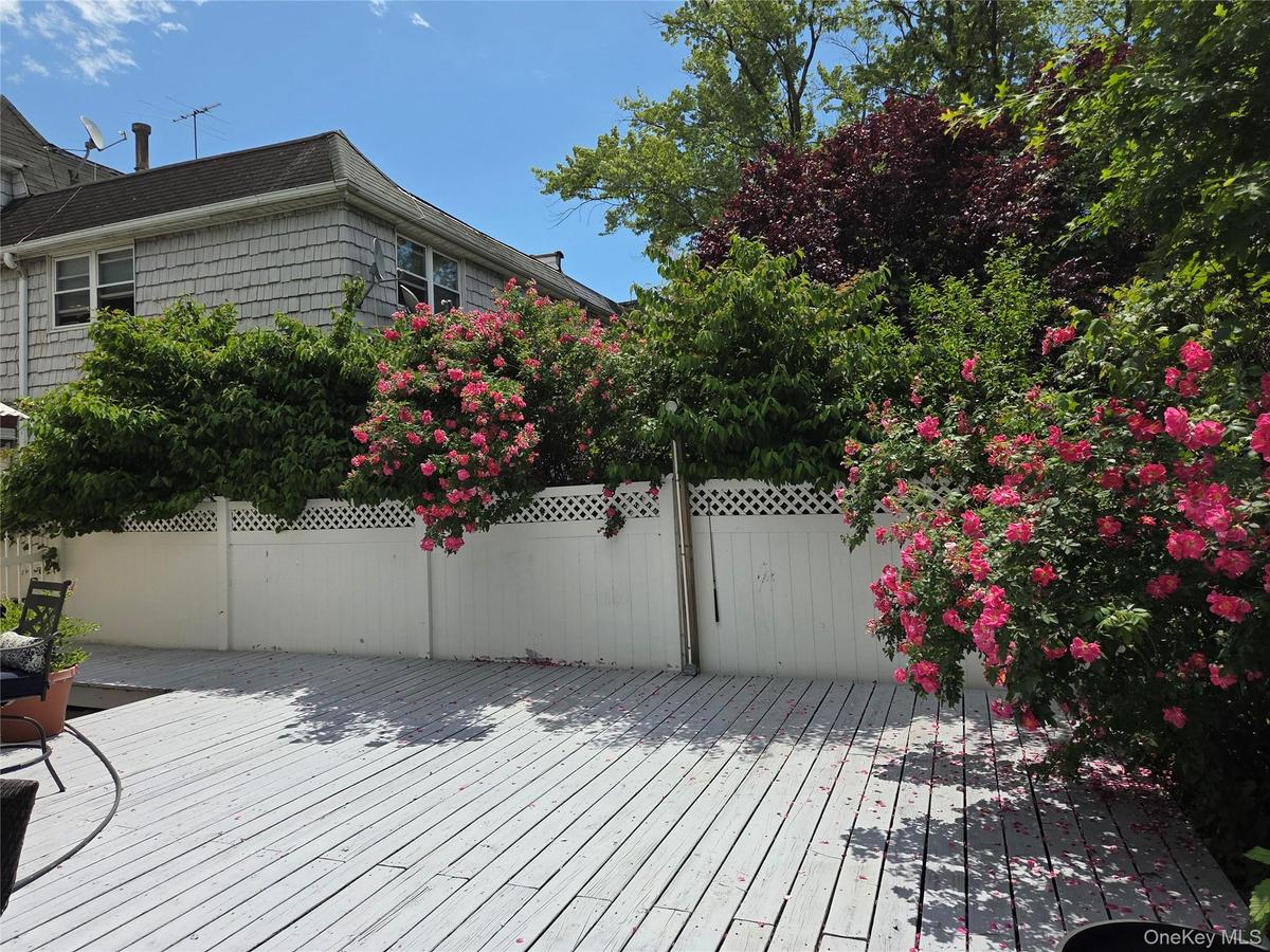 Spacious Side Deck