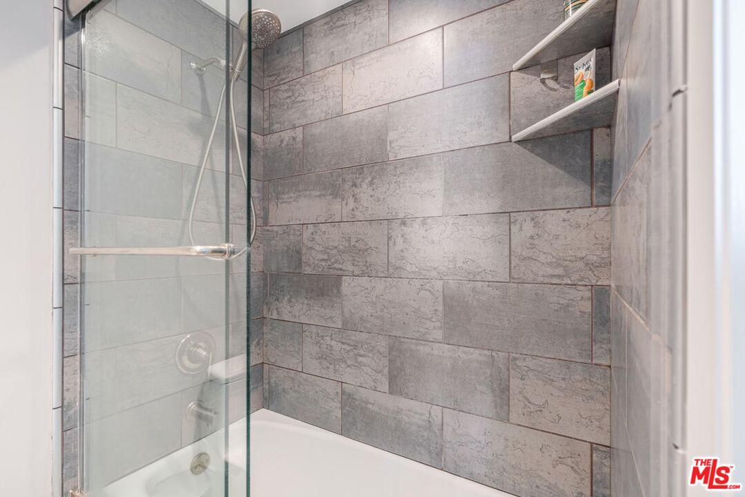 Primary Bathroom Tub/shower