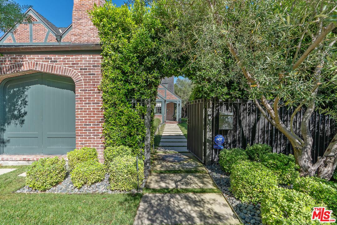 Gated and Private Entrance