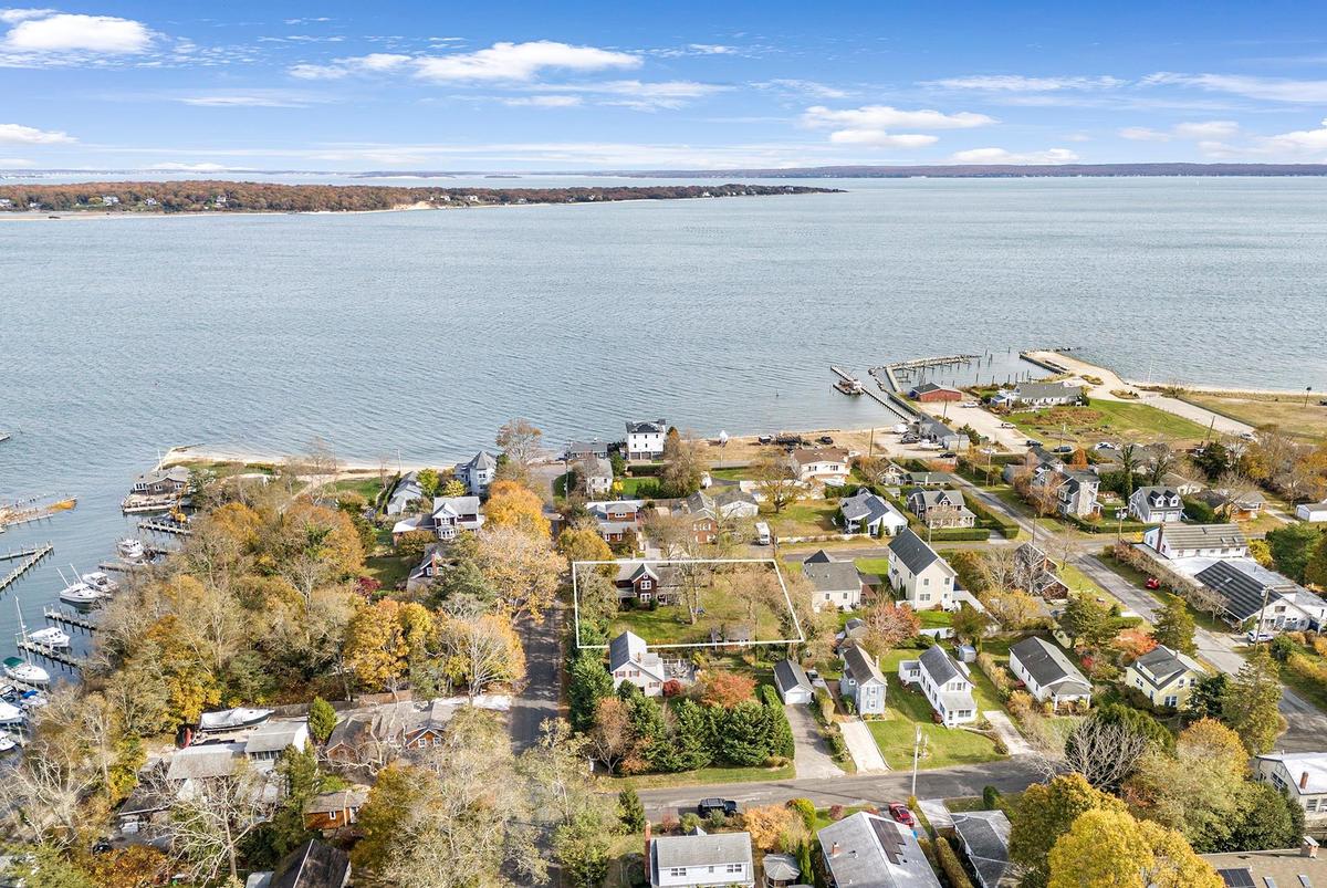 Aerial overview of property's location in the heart of New Suffolk