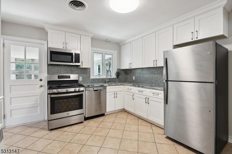 MODERN EAT IN KITCHEN