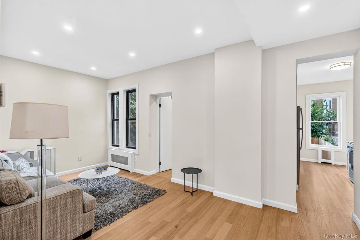 First Unit - Studio or flexible Jr 1 -upper level