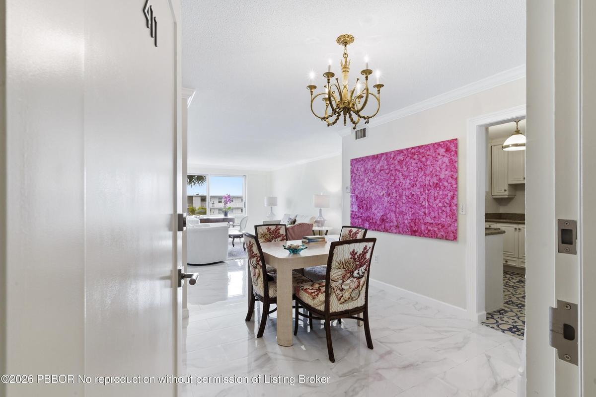 Entrance/dining area