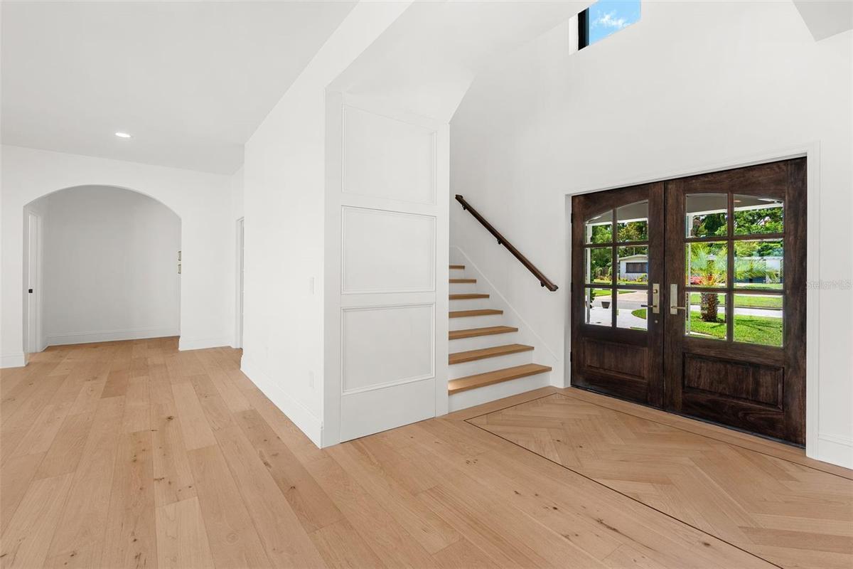 ELEGANT FRONT ENTRYWAY