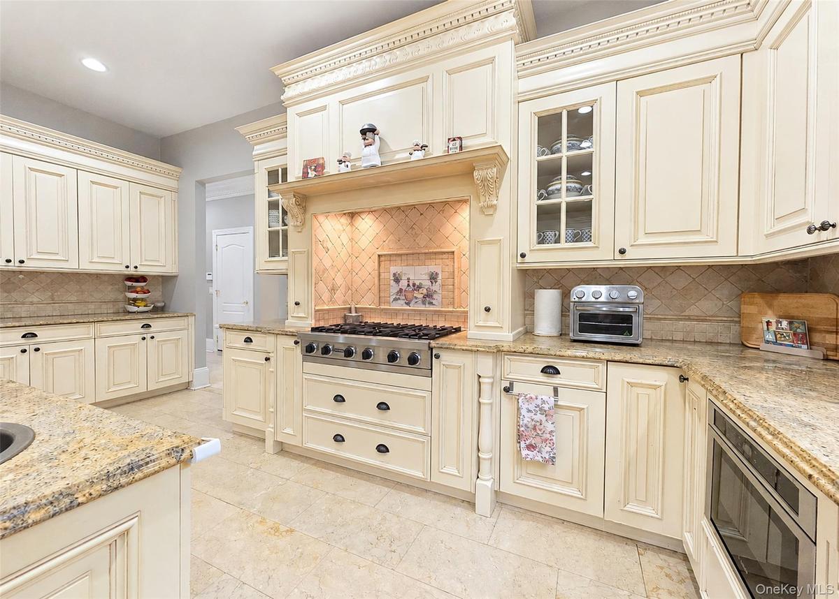 Entertainer's Delight! High End Finishes and Appliances