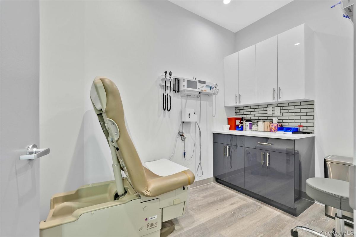 Medical office featuring vanity, light wood-style floors, tasteful backsplash, and recessed lighting