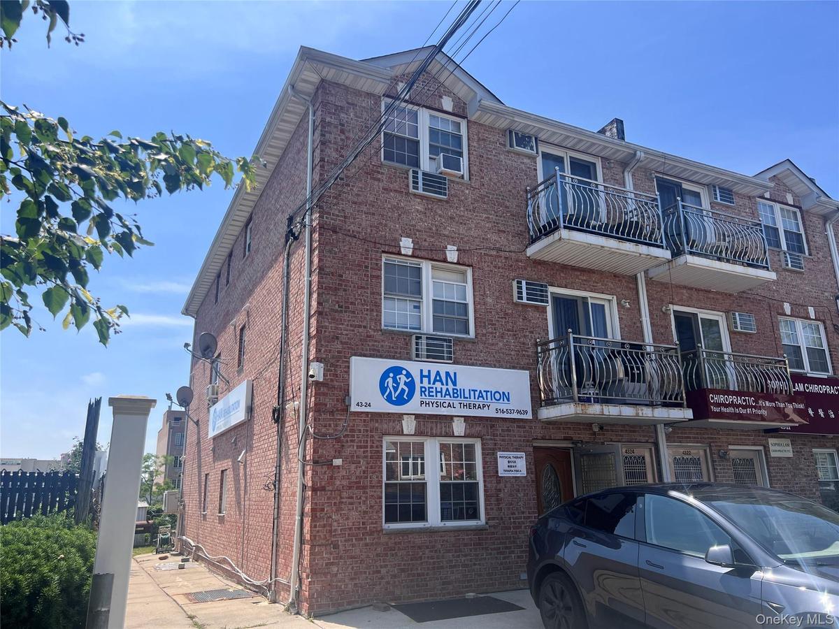 4 Family APT, Mixed use, high ceiling, separate entrance. 2 balconies