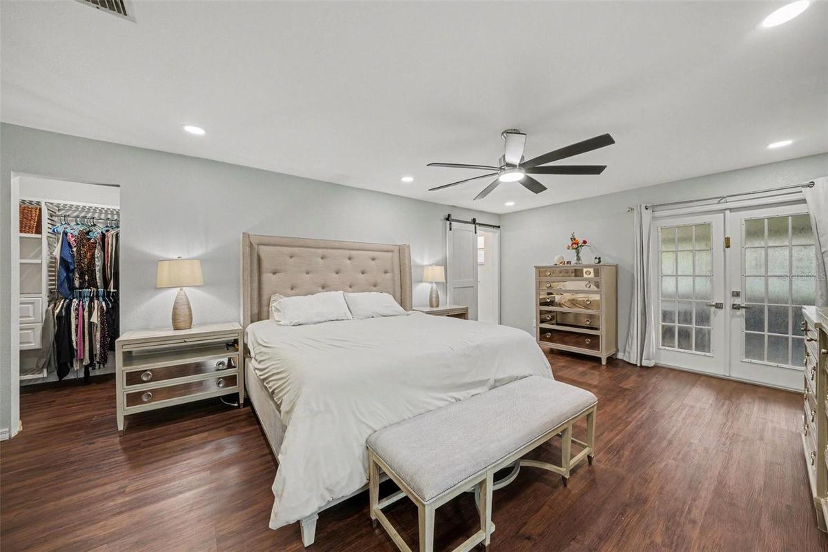 Primary Bedroom w/ensuite Bath & a Walk-in closet 22'8"x14'