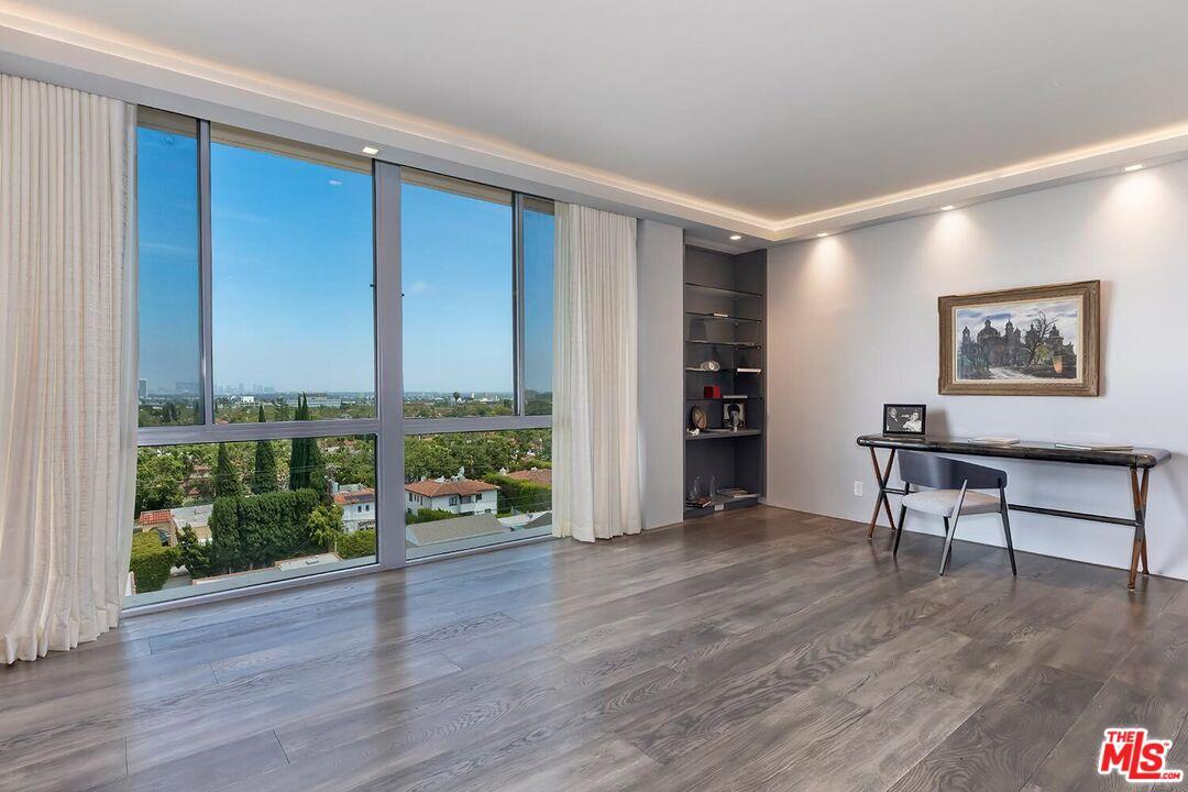 Double-sized Primary Suite Off