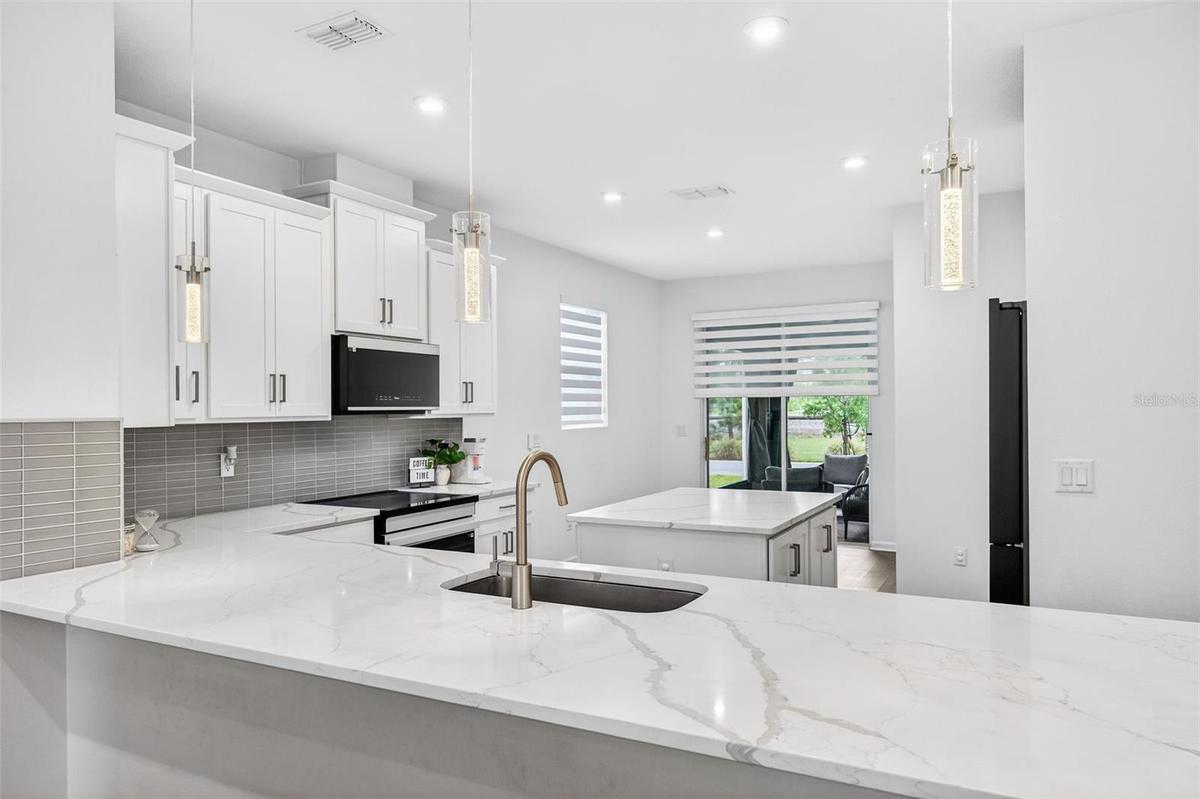 Kitchen with breakfast bar