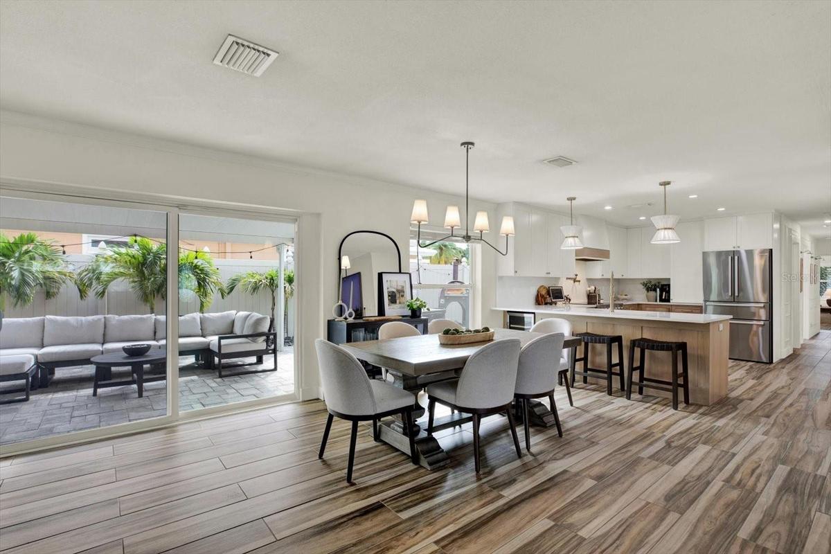 Dining/kitchen/glimpse to patio